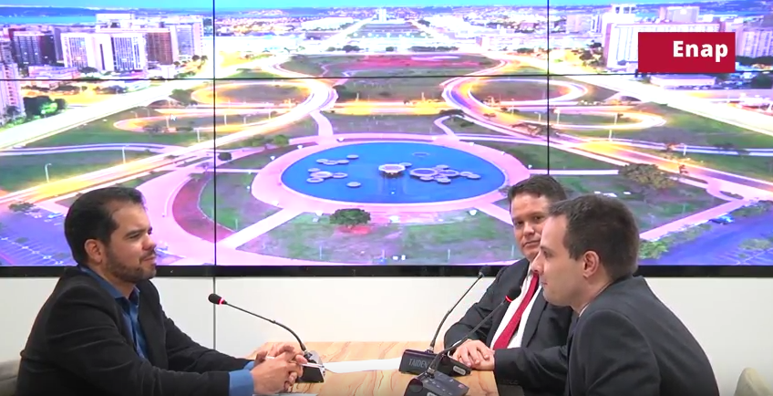Sandro Bernardes, Thiago Bergmann e Arthur Luis Pinho de Lima debatem sobre a Lei 8.666/93