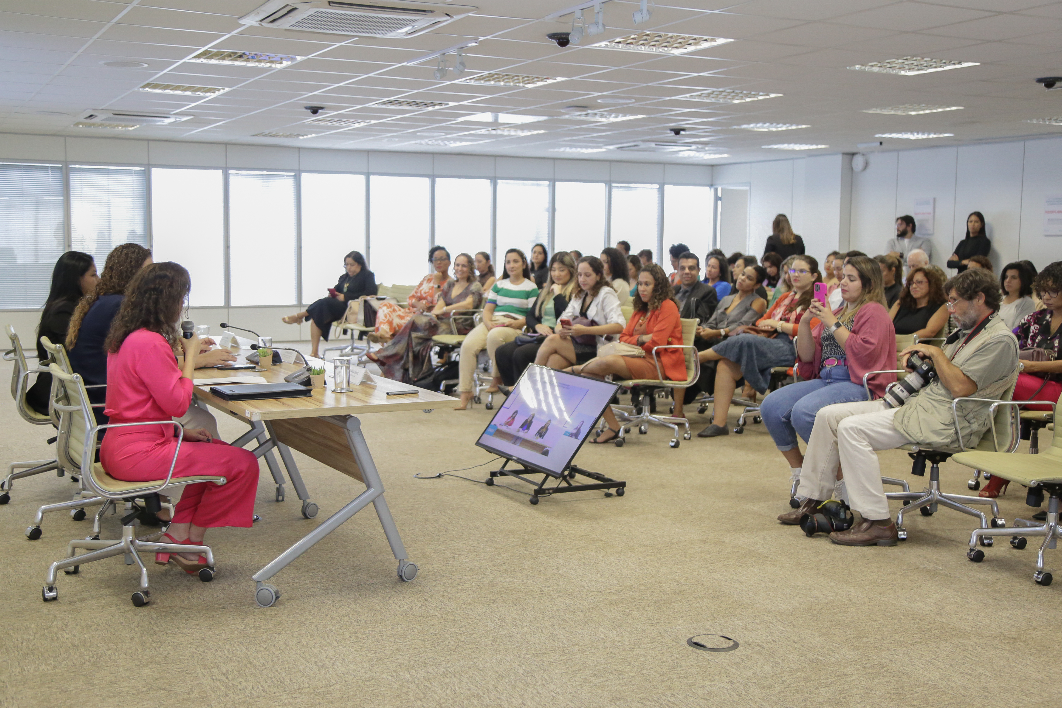 Enap e MGI iniciam ações para marcar o mês das mulheres e da discriminação racial
