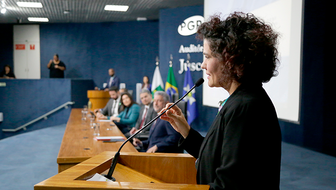 Em posse de novos analistas de planejamento e orçamento, presidenta substituta da Enap destaca desafio do curso de formação da carreira
